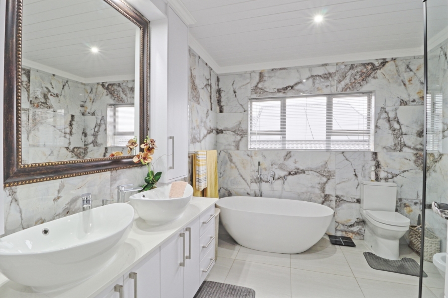 4 Bedroom Property for Sale in Monte Christo Western Cape